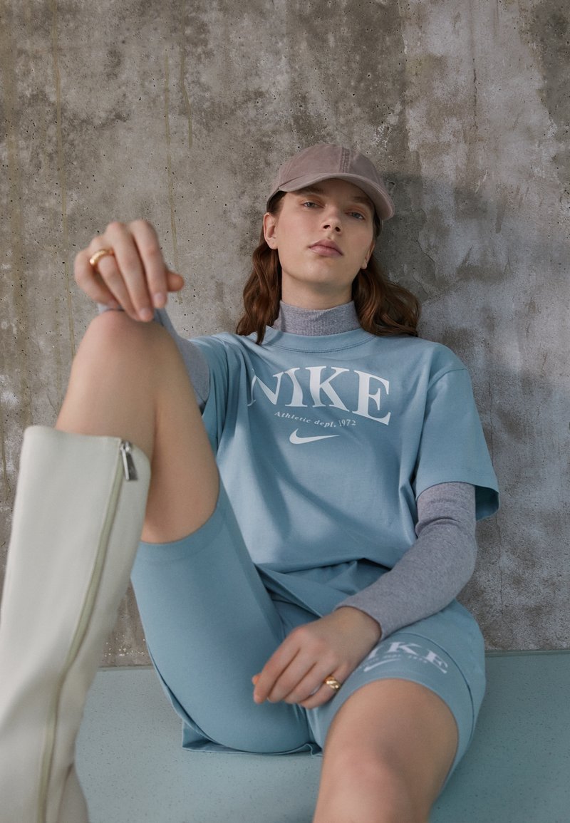 Damen Freizeitkleider | Nike Sportswear DRESS Jerseykleid ocean cube/white/hellblau - KJ09355 Damen Freizeitkleider | Nike Sportswear DRESS Jerseykleid ocean cube/white/hellblau - KJ09355