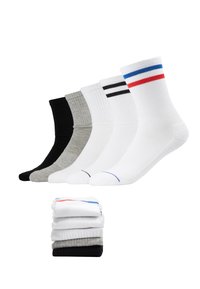 Fünf Paar Crew-Socken: schwarz, grau und weiß. Die weißen Socken haben rote und blaue Streifen. Hergestellt aus einem Baumwollmix mit geripptem Textur.