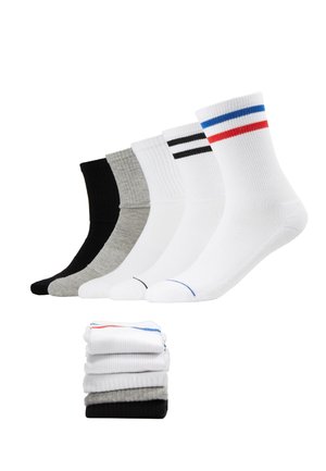 Fünf Paar Crew-Socken: schwarz, grau und weiß. Die weißen Socken haben rote und blaue Streifen. Hergestellt aus einem Baumwollmix mit geripptem Textur.