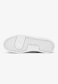 Fehér gumis sneaker talp halszálkás mintával, párnázó szekciókkal és logó kiemeléssel. Simább, tartós anyag.