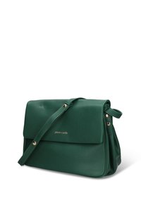 Borsa a tracolla in pelle verde con tracolla rimovibile, ferramenta color oro e chiusura a patta con logo impresso sul davanti.