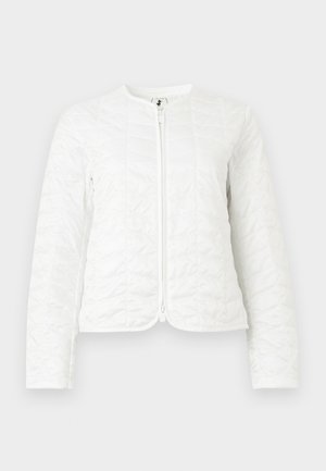 Biała pikowana kurtka z długimi rękawami, okrągłym kołnierzem i zapięciem na zamek błyskawiczny z przodu, prezentowana na jednolitym jasnym tle.