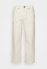 Pantalon droit couleur écru avec bouton et fermeture éclair devant, passants pour ceinture et style cinq poches, présenté sur un fond blanc uni.