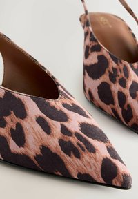 Lodičky s špičatou špičkou a otevřenou patou, pokryté texturovanou látkou s lososovým a černým leopardím potiskem, s výřezem a elegantním designem podpatku.