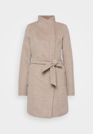 Beige ullfrakk med høy krage, belte, frontlommer og fiskebeinmønster. Har en tettsittende design og knappelukking.