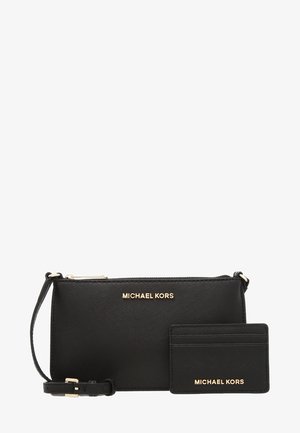 Czarna torebka na nadgarstek Michael Kors z dopasowanym portfelem na karty, oba z złotym logo i zamkiem błyskawicznym na torebce.