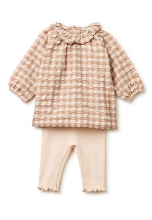 Roze geruite blouse met lange mouwen en gerimpelde halslijn, gecombineerd met lichtroze geribbelde legging met gerimpelde zoom.