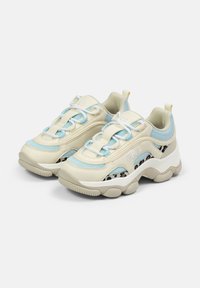 Beżowe sneakersy z jasnoniebieskimi akcentami i textured boku. Masywna podeszwa z wzorzystymi detalami, z białymi sznurowadłami i wyściółką wokół kostki.