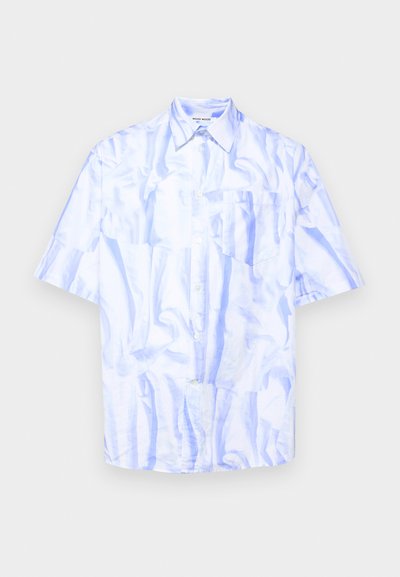 Világoskék, rövid ujjú ing gombos záródással, fényes, gyűrött textúrával; mellzsebbel és klasszikus galléros kialakítással rendelkezik.