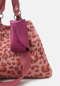 Borsa tote in tela rosa con un motivo di leopardo marrone e arancione, dotata di una pochette in pelle rosa scuro removibile e di una tracolla in tessuto.