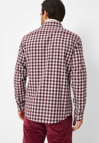 Camicia da uomo a scacchi bordeaux e bianca, realizzata in cotone, con maniche lunghe, polsini con bottoni e orlo curvo.