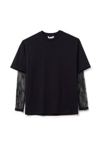 Schwarzes T-Shirt mit kurzen Ärmeln, ausgestattet mit langen, transparenten Spitzensäumen. Die Spitze hat ein florales Muster, das einen kontrastierenden, geschichteten Textur-Effekt erzeugt.