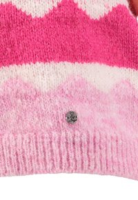 Strickmütze mit gestreiftem Zickzackmuster in pinken und weißen Farbtönen, mit einem gerippten Bund und einem angebrachtem Metalletikett. Weicher Textil.