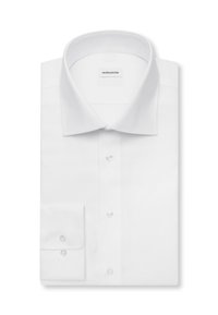 Chemise blanche nette avec col pointu, boutonnée à l'avant et aux poignets, soigneusement pliée avec étiquette de marque visible à l'intérieur du col.