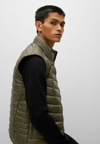 BOSS Colete - open green thirtyseven