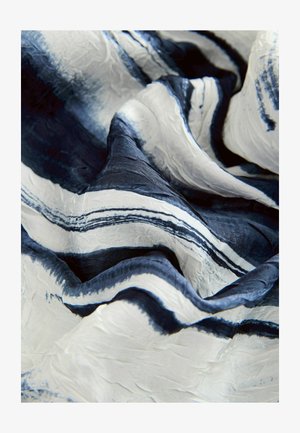 Zīda audums ar plūstošu faktūru, kurā ir zilas un baltas svītras dažādās platumos, radot maigu, slāņainu izskatu.