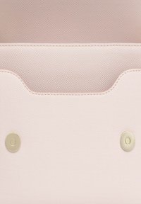 Helle rosa Leder-Clutch mit strukturierter Oberfläche, glattem oberen Abschnitt, abgerundeten Kanten und goldenen Druckknopfverschlüssen.