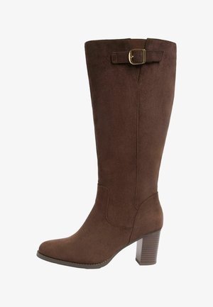 Pruun seemisnahast põlveni ulatuv saabas ümarate kannustega, väikese pandlaga küljel ja klotskontsaga. Tekstuuriga ülaosa sileda viimistlusega.