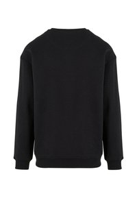 Melns kreklains džemperis ar garām piedurknēm, izgatavots no mīksta auduma. Tam ir brīvs piegriezums, ribotas aproces un gluda, vienkārša virsma.