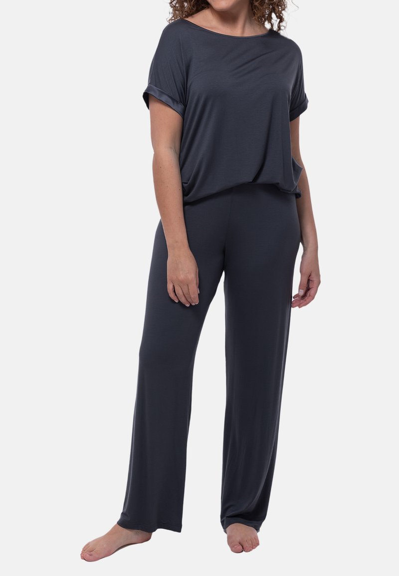 Donkergrijze loungewear-set met een losvallende, kortekraag top en wijde broekspijpen, gemaakt van een zachte, gladde stof.