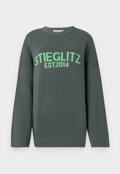 Zielony sweter dzianinowy z okrągłym dekoltem. Z przodu widnieje napis "STIEGLITZ EST.2014" w wyrazistym, limonkowym kolorze. Ribbed cuffs and hem.