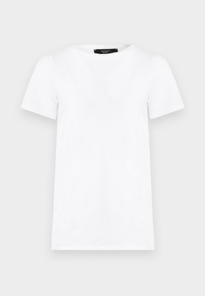 Απλό λευκό κοντομάνικο t-shirt με στρογγυλή λαιμόκοψη, ίσια γραμμή και μικρή μαύρη ετικέτα στο εσωτερικό της λαιμόκοψης.