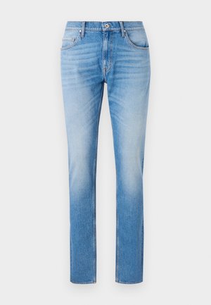 Um par de jeans de denim azul claro com corte reto, apresentando um design clássico de cinco bolsos, costura em contraste e um ligeiro efeito de desbotado.