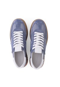 Blaue Wildleder- und Synthetik-Sneaker mit weißen Schnürsenkeln, gepolsterter Zunge und brauner Gummisohle. Schlichtes Design mit kontrastierenden Akzenten.