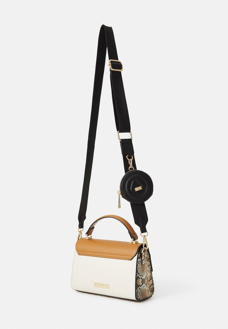 Sac à main en cuir et en imitation serpent avec un rabat supérieur brun, un corps crème, des accessoires dorés et un porte-monnaie circulaire noir détachable.