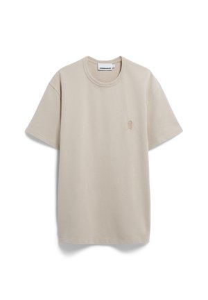 Beige Baumwoll-T-Shirt mit kurzen Ärmeln, rundem Halsausschnitt und kleinem gesticktem Logo auf der Brust. Glatte Textur und lockerer Schnitt.