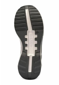 Semelle de chaussure en caoutchouc noir avec un motif de semelle profond, présentant une semelle intermédiaire blanche et "GIESSWEIN" embossé au centre. Le numéro "39" est visible.