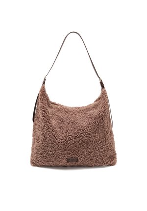 Bolso de hombro marrón de textura suave con una amplia correa única y una etiqueta sutil de la marca en la parte frontal, colocado sobre un fondo blanco.