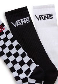 Tres pares de calcetines de tripulación: negros con logo blanco de Vans, blancos con logo negro de Vans y un patrón de cuadros en blanco y negro, con textura acanalada.