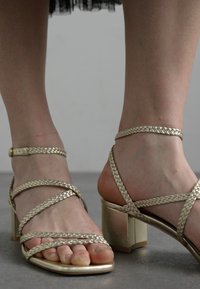 Stuart Weitzman WOVETTE ANKLE STRAP - Sandaler - light gold
