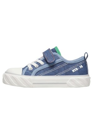 Sneakers in tela blu con punta e suola in gomma bianca, dotati di una fascia con chiusura a strappo, lacci bianchi e dettagli verdi a contrasto.