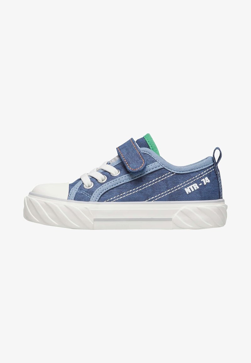Sneakers in tela blu con punta e suola in gomma bianca, dotati di una fascia con chiusura a strappo, lacci bianchi e dettagli verdi a contrasto.