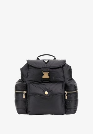 Zaino nero in nylon con patta frontale e fibbia, tasca frontale con bottone a pressione e due tasche laterali con cerniera.