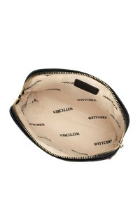 Interieur van een zwarte leren tas met een soepele textuur, voorzien van een gouden rits en een beige voering die in een herhalend patroon het woord "WITTCHEN" is ingebed.