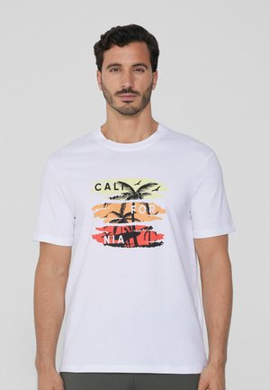 Camiseta blanca de manga corta con un gráfico multicolor que presenta palmeras y el texto "CALIFORNIA" en bandas negras y de colores.