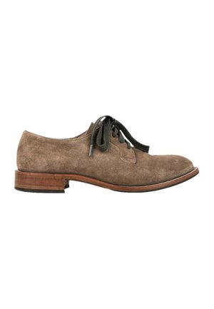 Chaussure habillée pour homme en daim marron à lacets avec semelle en bois et petit talon vue de profil sur fond blanc.