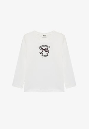 Biała koszulka z długim rękawem wykonana z miękkiej bawełny. Na środku znajduje się multikolorowa haftowana grafika z napisem "Pretty Vibes" i kokardką.