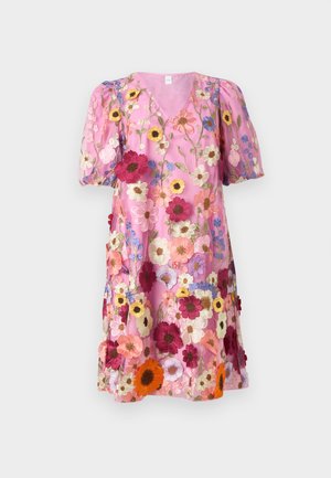 Robe rose à manches courtes et col en V avec des motifs floraux brodés multicolores et en 3D couvrant le tissu.