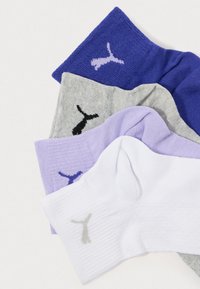 Päť párov ponožiek v purpurovej, šedej, levanduľovej a bielej farbe; zmes bavlny s malými logovými akcentmi v kontrastných farbách na manžetách.