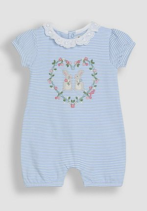 Modrý a bílý pruhovaný overal s bílou krajkovou límečkem, vyšitými králíčky uvnitř květinového srdce a krátkými rukávy.