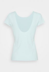 Camiseta de manga corta azul claro con un diseño de escote en V profundo, fabricada con tela suave; presenta un pequeño logo blanco en el centro.