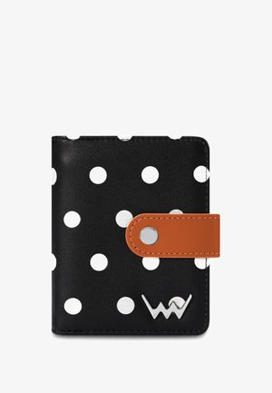 Schwarze Geldbörse mit weißen Polka-Dots, ausgestattet mit einem braunen Druckknopfverschluss und einem silbernen Logoakzent. Glatte Oberfläche, kompakte rechteckige Form.