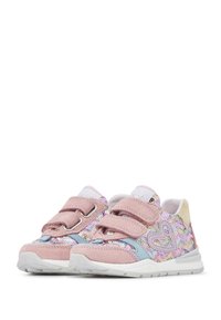 Sneaker in suede rosa con paillettes scintillanti, doppie chiusure in velcro e un design laterale a fantasia con suola in gomma bianca.