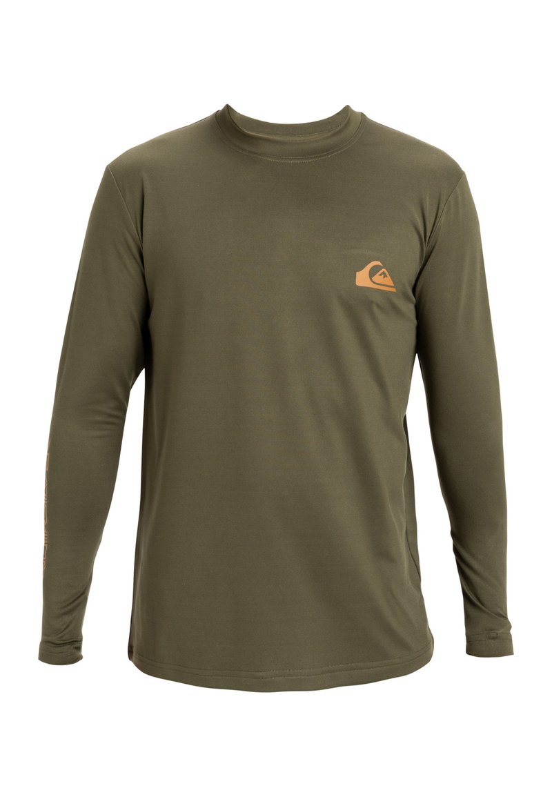 Dlhý rukáv košele v olivovo zelenej farbe s okrúhlym výstrihom a malým oranžovým logom na ľavej hrudi; hladká, ľahká textúra.