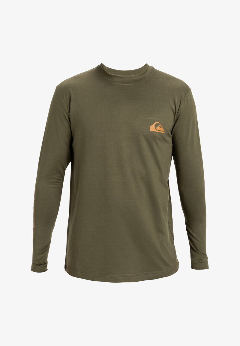 Dlhý rukáv košele v olivovo zelenej farbe s okrúhlym výstrihom a malým oranžovým logom na ľavej hrudi; hladká, ľahká textúra.