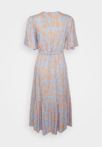 Robe bleu clair avec un motif floral orange, manches courtes à volants, taille élastique et détails de jupe à plusieurs niveaux. Tissu lisse et léger.
